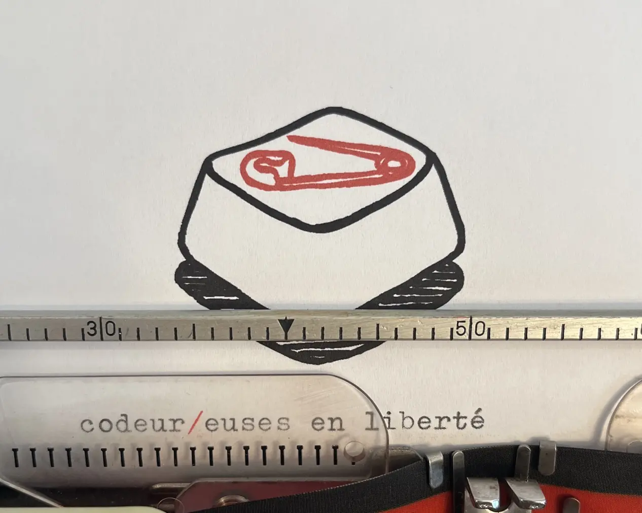 Le logo de Codeur·euses en liberté sur une feuille dans une machine à écrire.