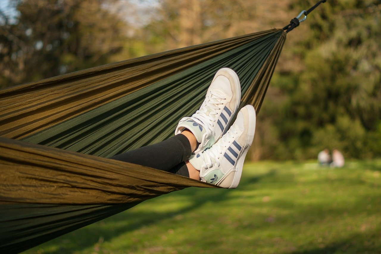 Pieds dépassant d’un hamac